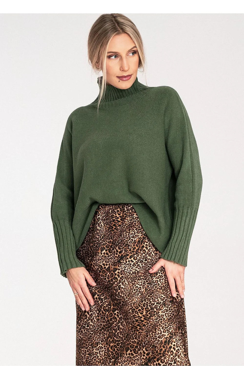 pull col roulé golf femme oversize épaules tombantes manches longues poignets côtelés maille tricotée vert olive chaud confortable élégant polyvalent