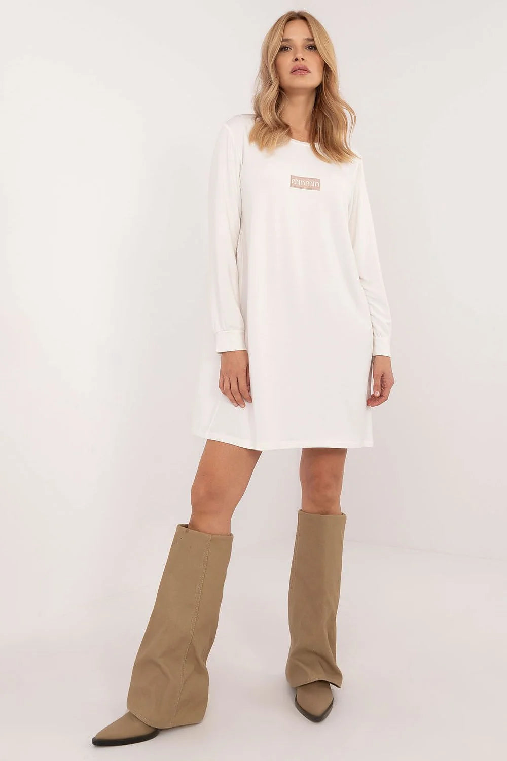 Robe décontractée moderne femme couleur blanche manches longues col rond coupe droite tissu doux