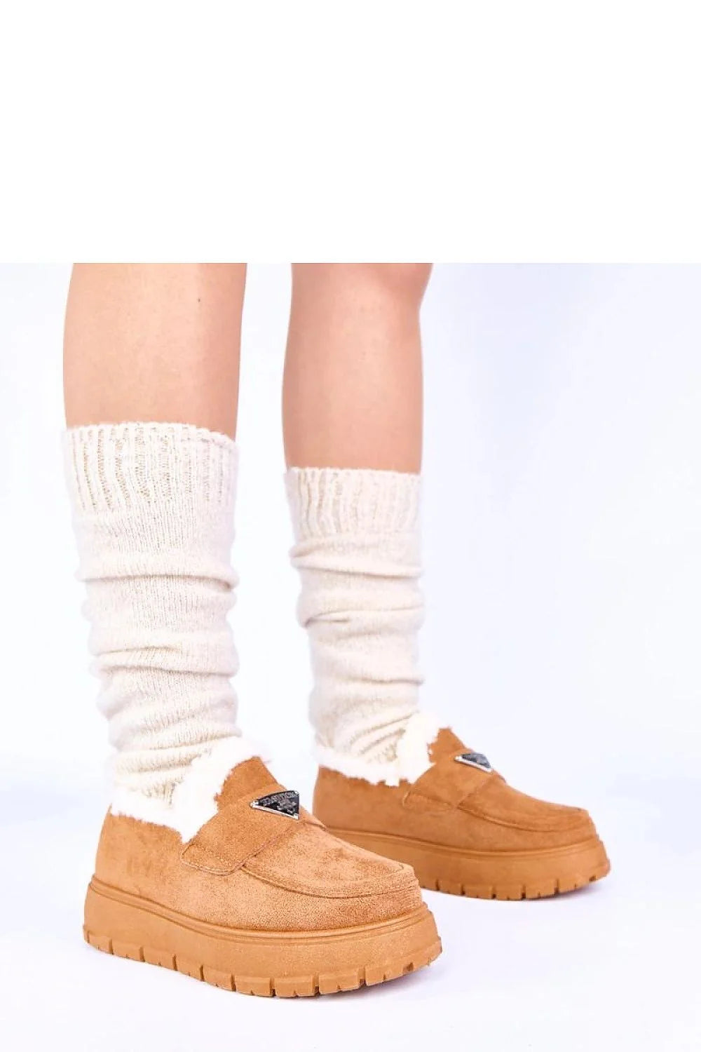 mocassins beige foncé suédine doublure fourrure intérieure bord roulotté semelle plateforme crantée antidérapante hauteur quatre centimètres silhouette affinée