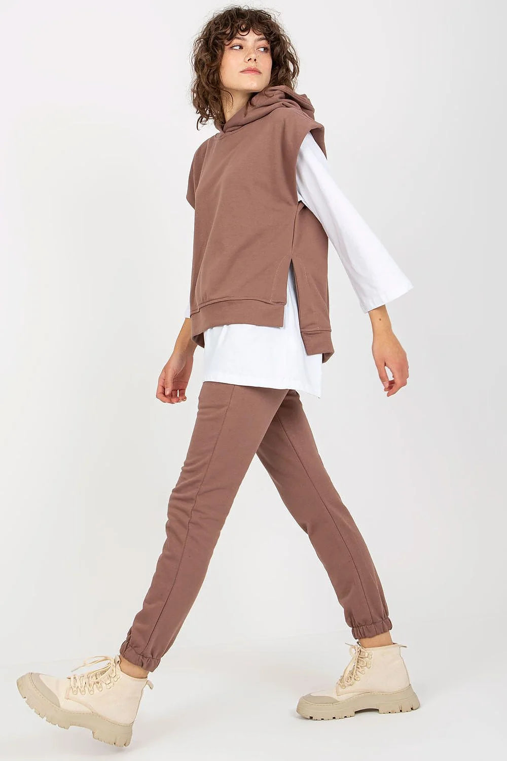 ensemble femme casual athleisure blouse sweat pantalon beige coton polyester confort moderne capuche sans manches coupe relaxed poches elastique molleton