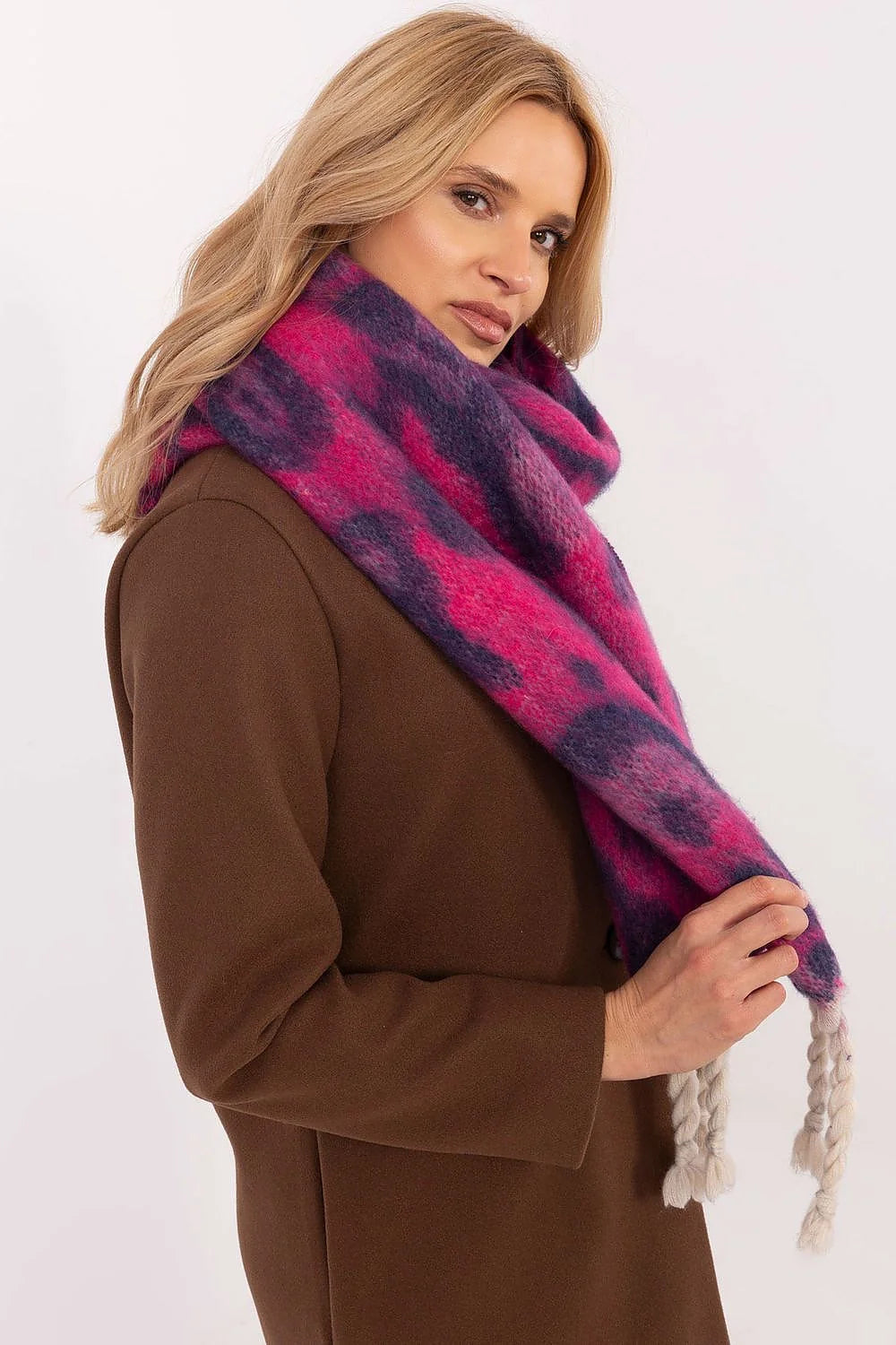 Écharpe féminine style audacieux motif leopard抽象, couleurs vives rose et bleu marine, franges torsadées, matière douce, idéale pour les saisons froides, accessoire mode hiver