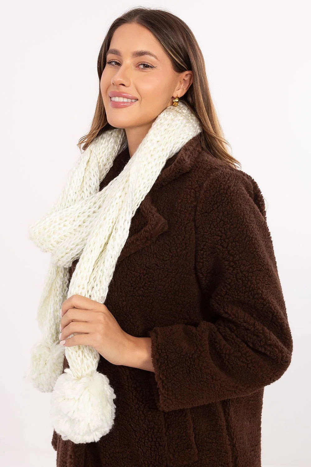 écharpe longue femme tricotée grosses mailles écru crème cocooning hivernal pompons volumineux extrémités douce moelleuse acrylique chaud élégant
