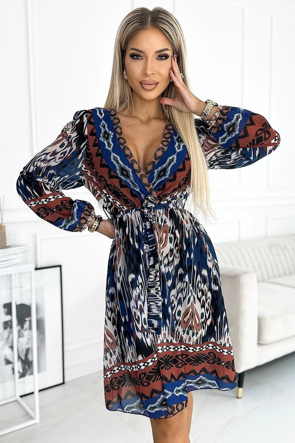 Robe de jour Numoco en mousseline de soie, motifs ethniques, bleu marine, brun terreux, noir, blanc cassé, manches longues, ceinture ajustable, femme