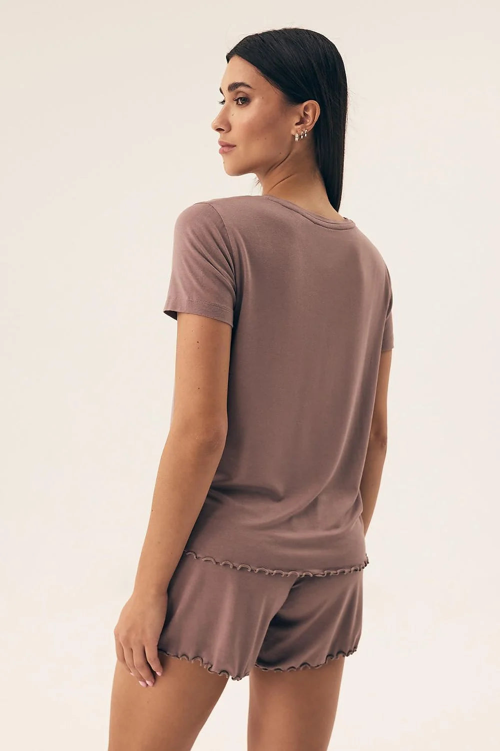 Pyjama féminin élégant en viscose douce, couleur mauve, coupe droite, manches courtes, encolure en V, short assorti, ceinture élastique, idéal pour nuits chaudes, femme