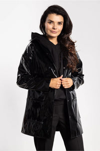 veste latex femme capuche mi longue coupe droite oversize imperméable vinyle PVC brillant vernie poches plaquées pression facile entretien polonaise