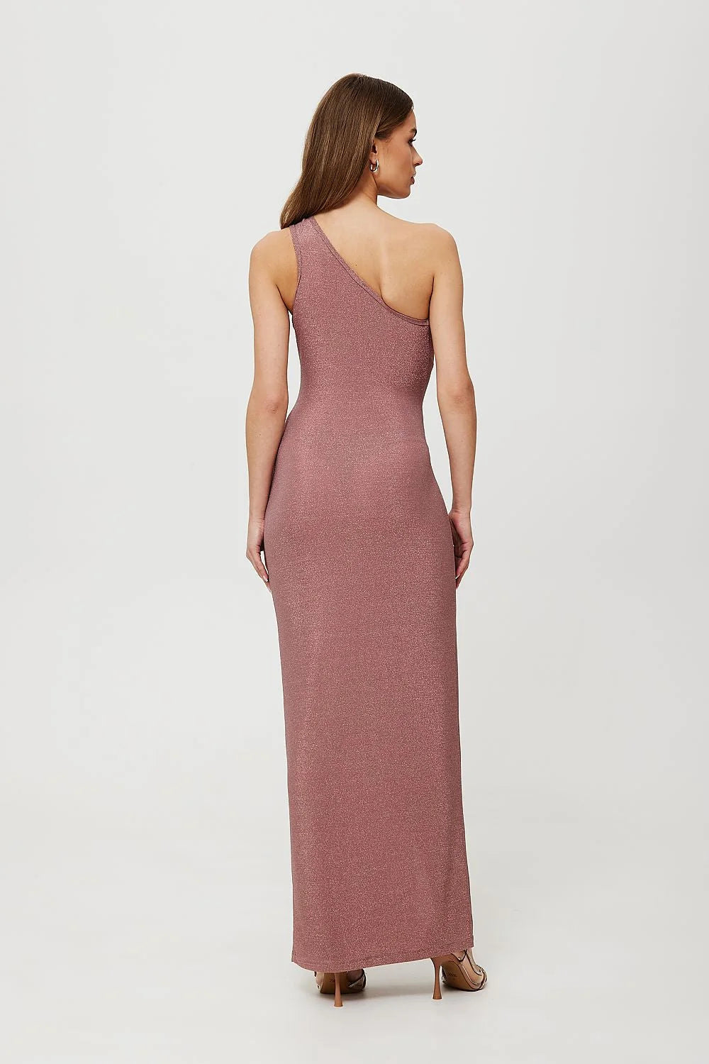 Robe longue Makover style sophistiqué et élégant coupe ajustée épaule nue matière métallisée coloris rose pâle fente haute soirée femme