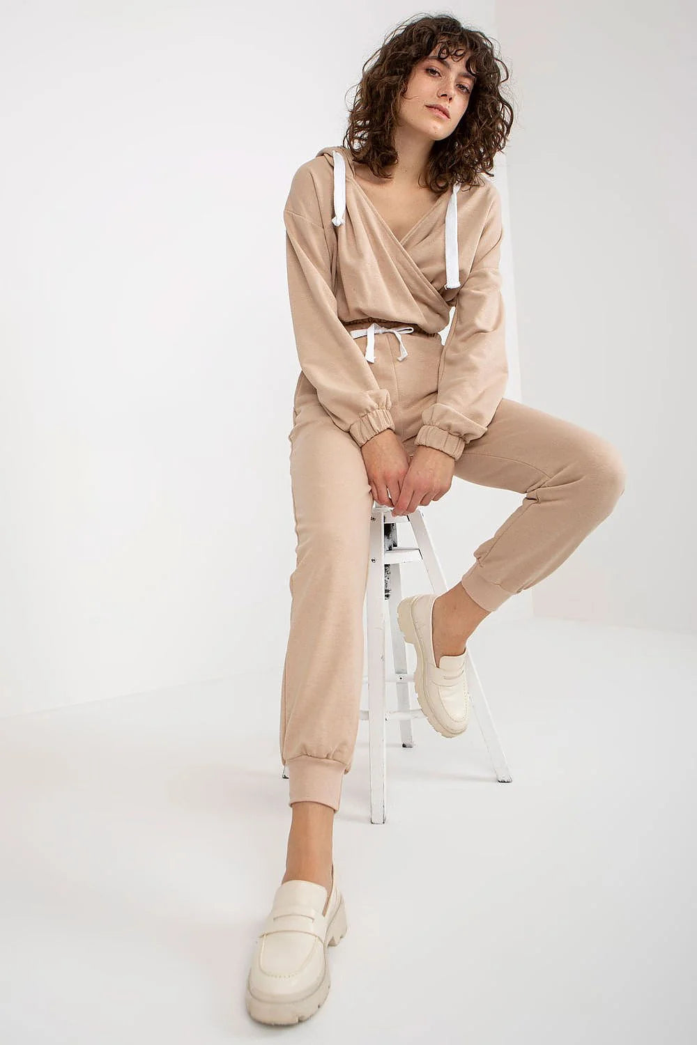 Ensemble Ex Moda pour femmes : sweat à capuche court, pantalon joggers élastique, tissu coton polyester, style décontracté et moderne, couleur jaune vif, idéal pour la détente et le streetwear