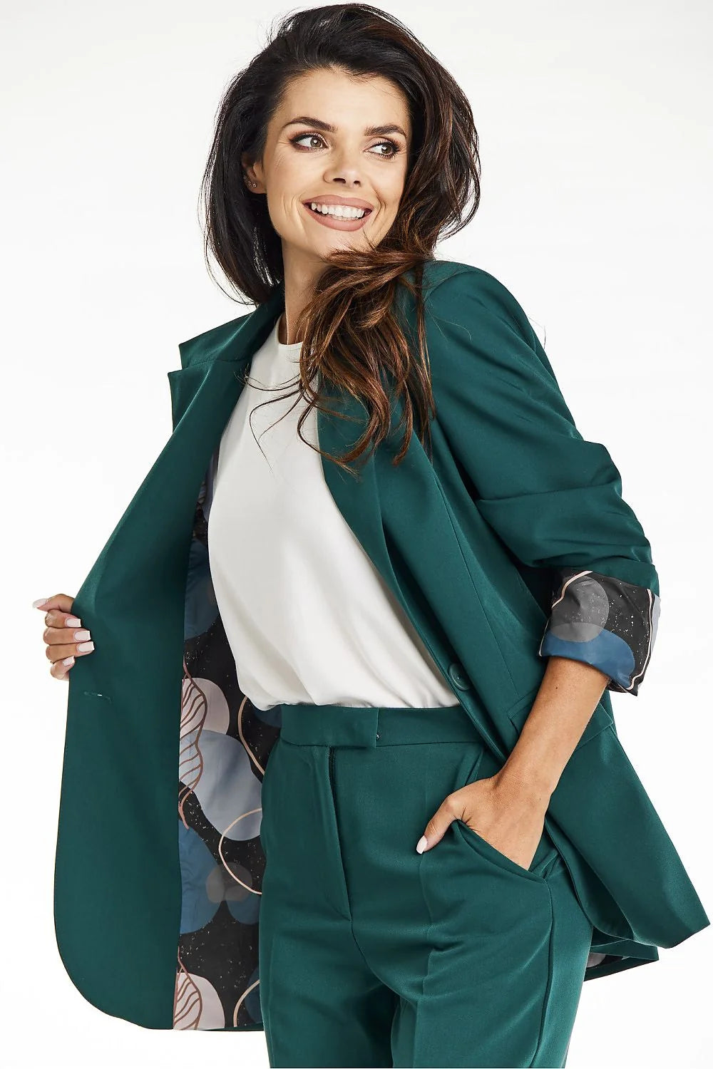 Blazer femme Oversize Vert émeraude Coupe droite Revers crans Manches longues Épaules structurées Polyester Mode moderne Veste classe Confort Finitions élégantes Vêtement élégance Porté ouvert
