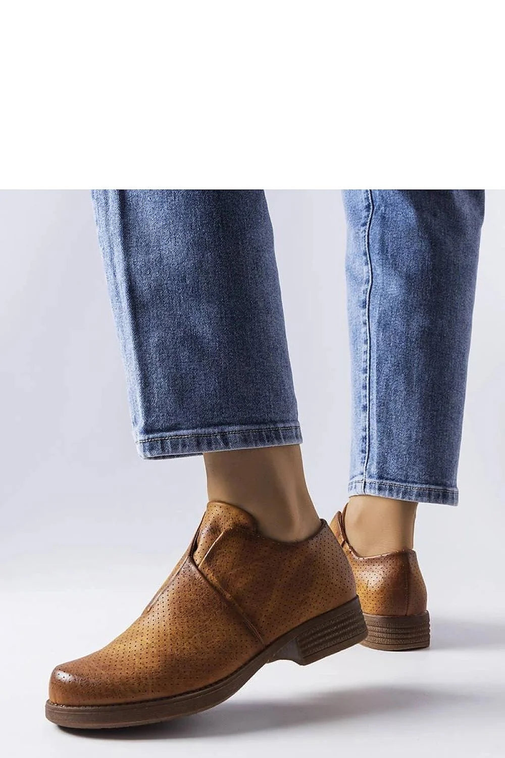Chaussures basses pour femme style derby cuir perforé couleur marron caramel élégance intemporelle confort maximal taille standard
