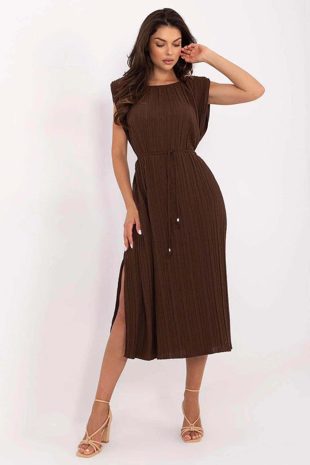 Robe midi plissée sans manches couleur marron foncé avec ceinture ajustable femme polyvalente pour occasions quotidiennes et festives