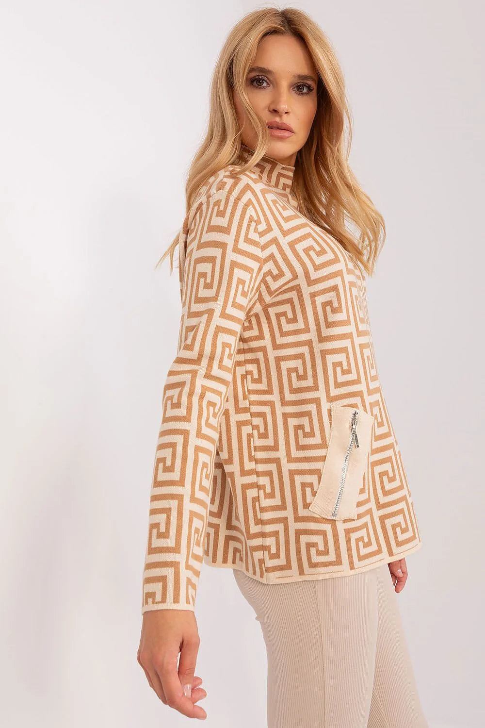pull femme motif géométrique spiral maille jacquard beige brun col montant manches longues coupe oversize poches zippées ourlet droit confortable