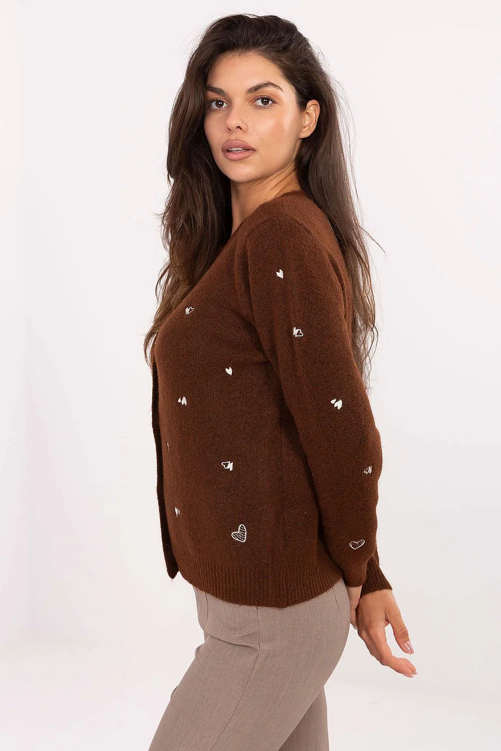 cardigan femme marron chocolat maille douce boutonné col rond manches longues coupe droite légèrement cintrée broderies cœurs blancs