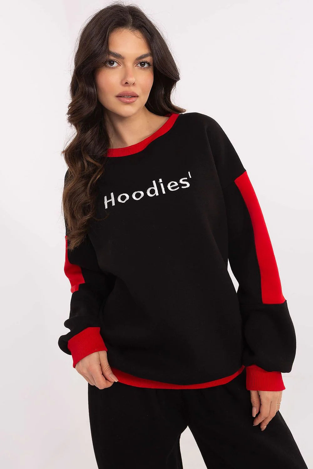 Sweatshirt femme design moderne coupe relaxée noir accents rouges coton polyester doux tissu style urbain porté casual