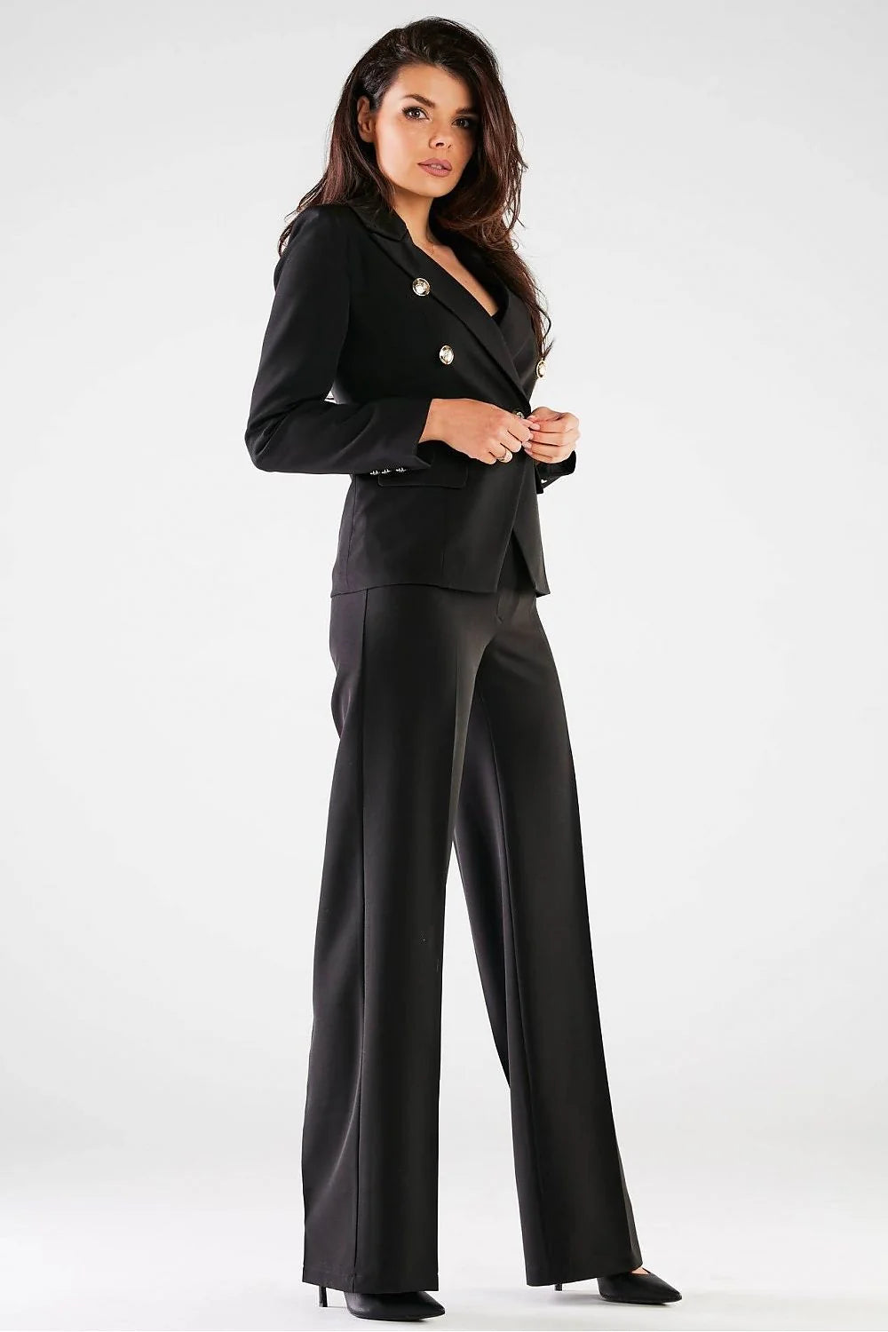 costume tailleur femme élégant moderne sophistiqué veste cintrée revers cranté boutonnage doré manches longues pantalon taille haute jambes larges beige
