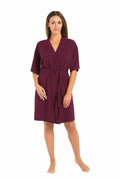 Robe de chambre élégante pour femme en viscose aubergine, coupe classique, manches mi-longues, ceinture intégrée, confortable et polyvalente