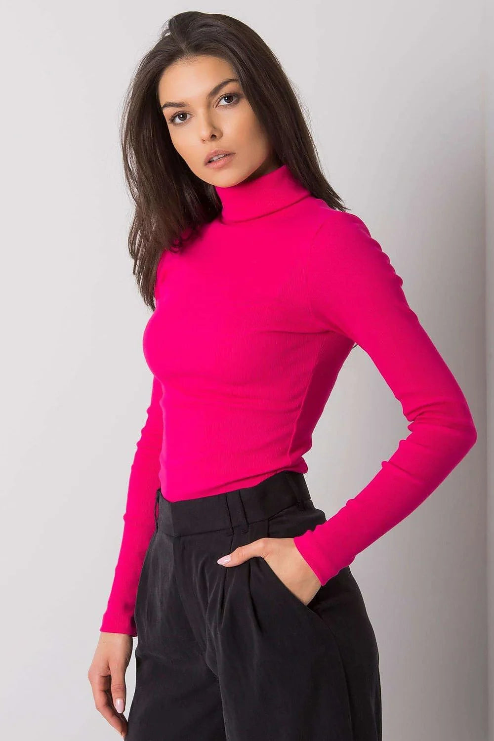 Haut à col roulé élégant pour femme en maille fine, couleur rouge audacieuse, coupe ajustée, manches longues, fabrication de qualité, idéal pour tenues sophistiquées