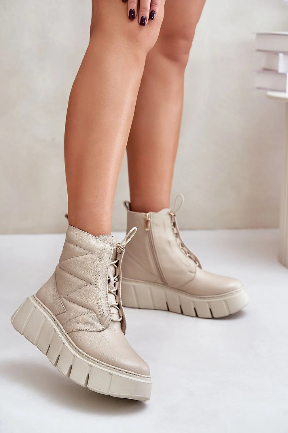 Bottines pour femmes design moderne élégant cuir synthétique beige lacets fermeture éclair dorée semelle épaisse sculptée hauteur cheville rembourrage confortable