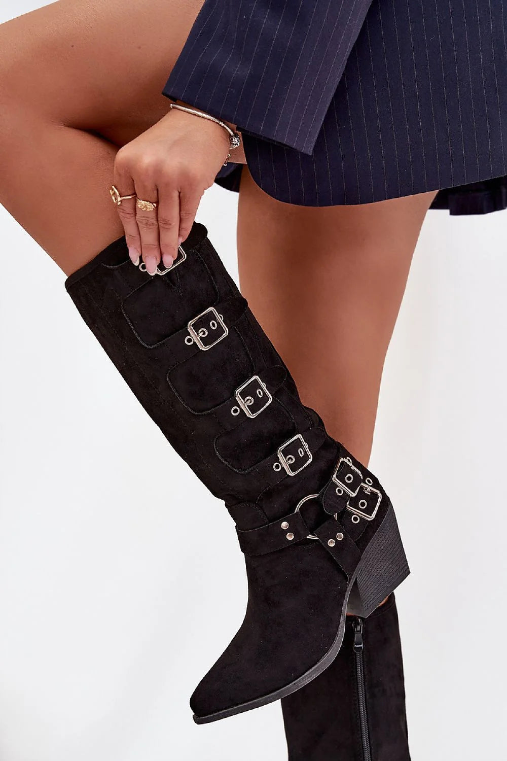 bottes cowgirl suédine femme western talon épais confort stabilité bout pointu élégance silhouette élancée fermeture éclair boucles décoratives