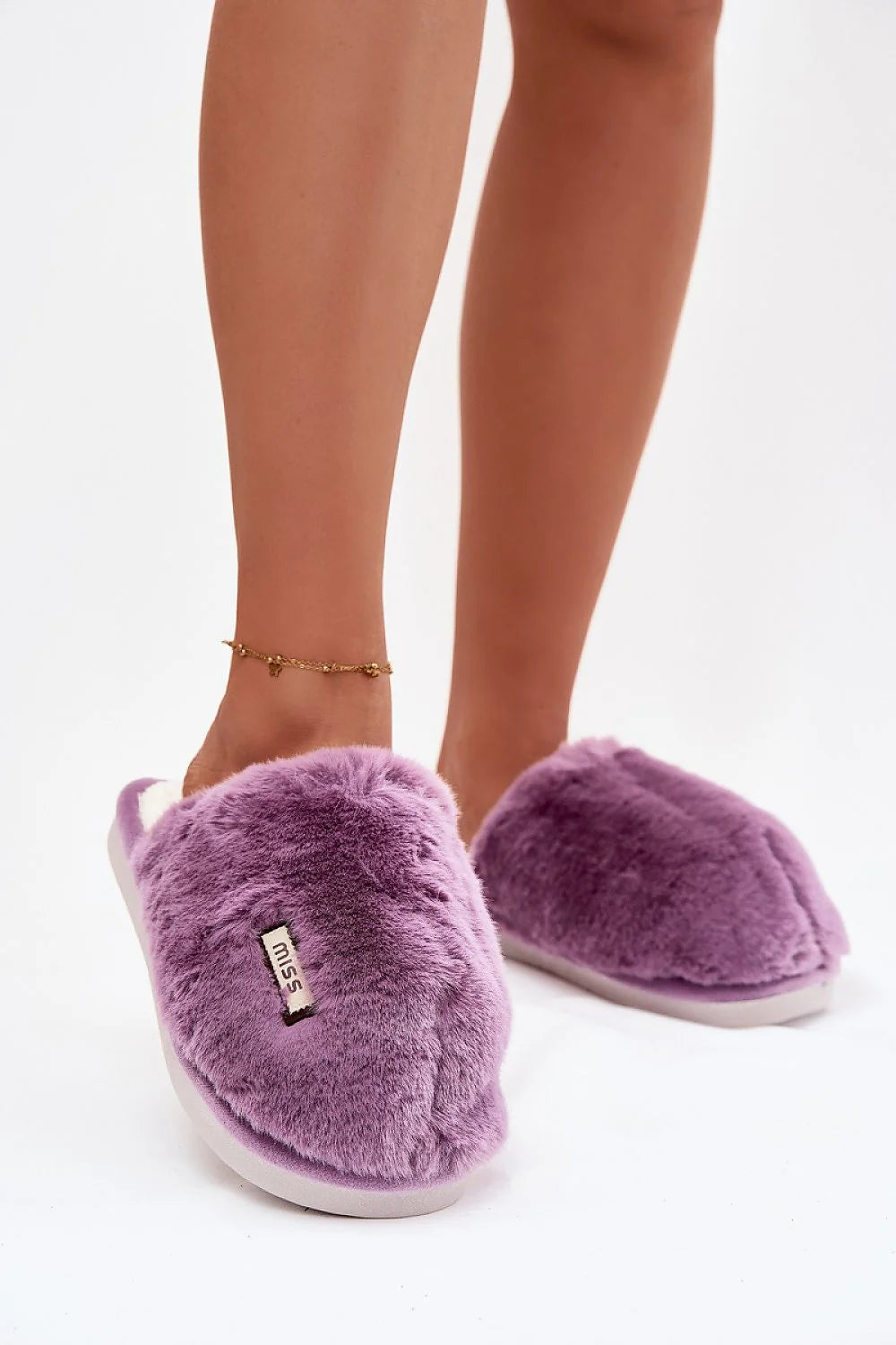 chaussons femme fausse fourrure mauve lilas pelucheuse mule bout fermé dos ouvert semelle épaisse blanche antidérapante doublure moelleuse rembourrée cocooning