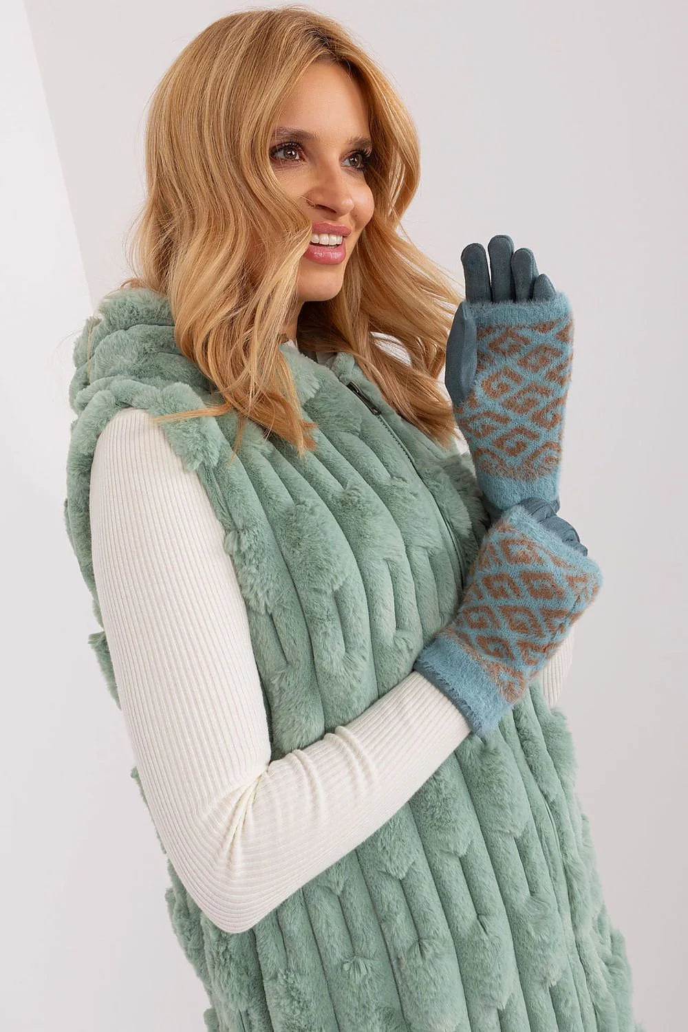 Gants et veste mode femme tricot fourrure faux gilet sans manches vert menthe bleu gris motifs géométriques