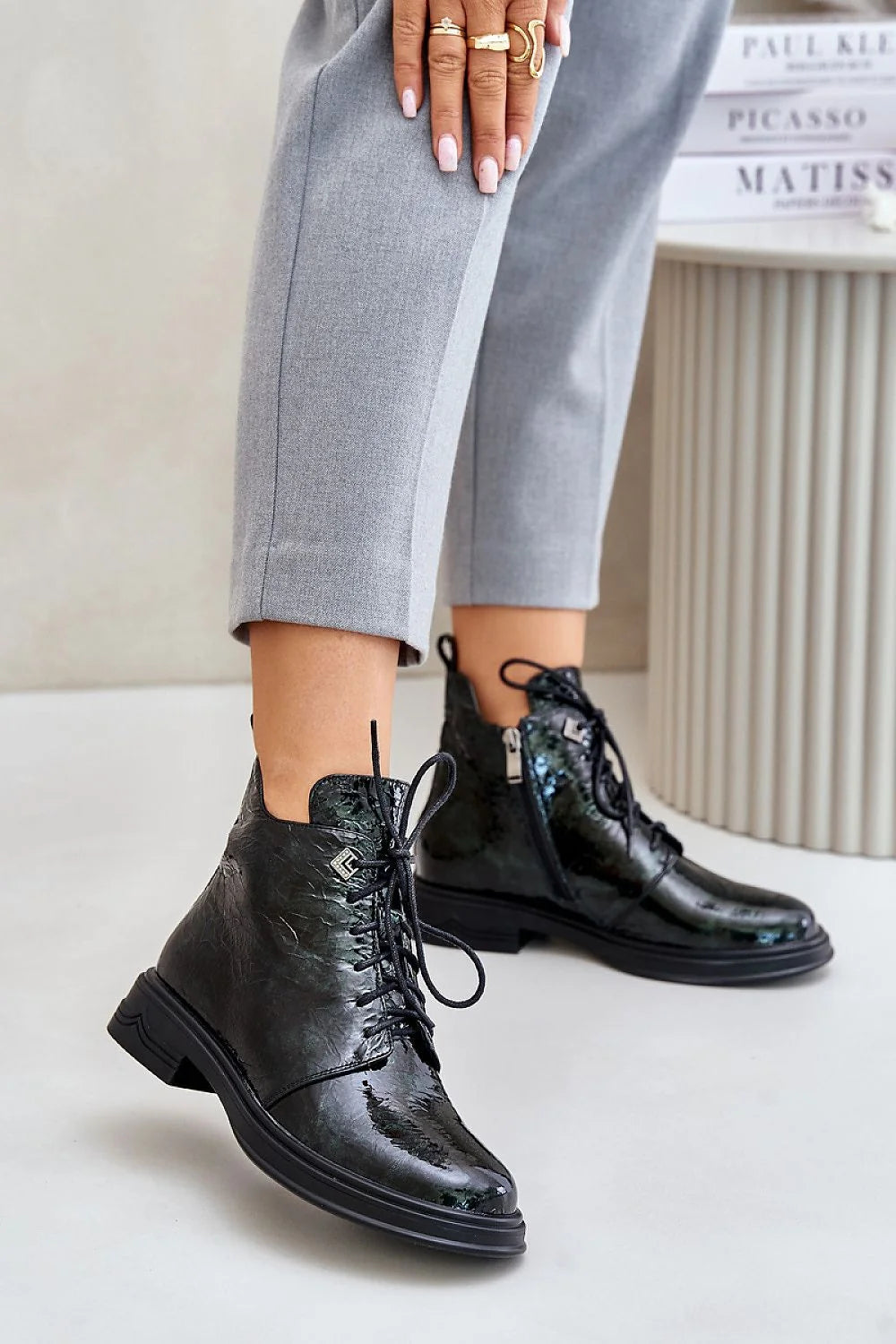 Bottes Step in style femmes style élégant moderne design audacieux cuir verni noir métallique lacets fermeture éclair confortable