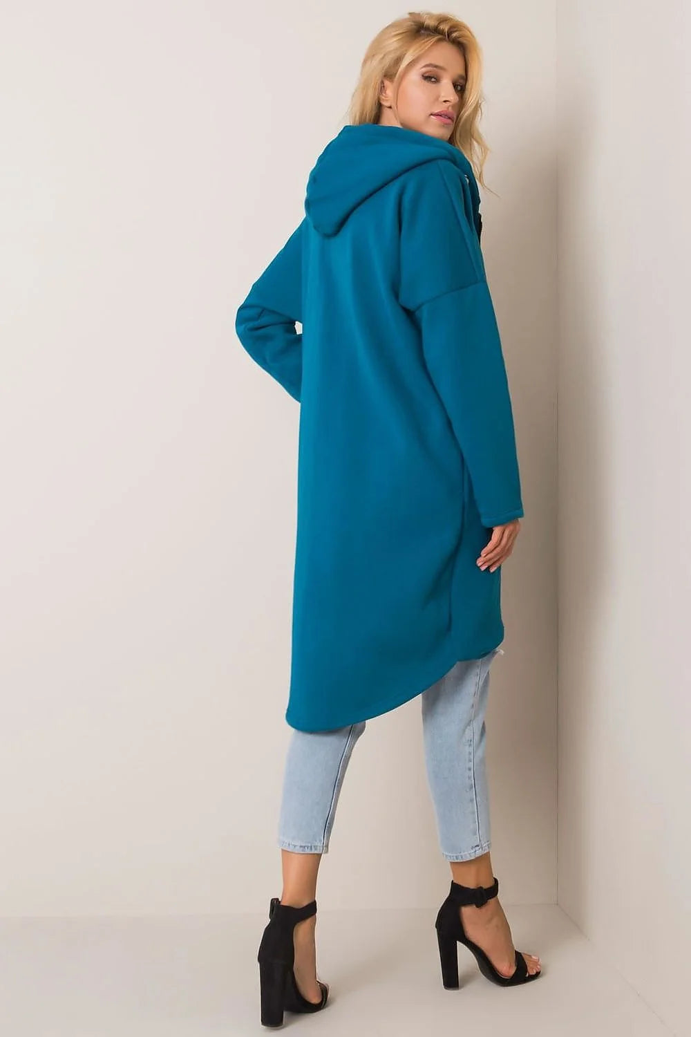 Manteau pour femmes design moderne audacieux couleur fuchsia vif coupe oversize matériau structuré fonctionnalité confort