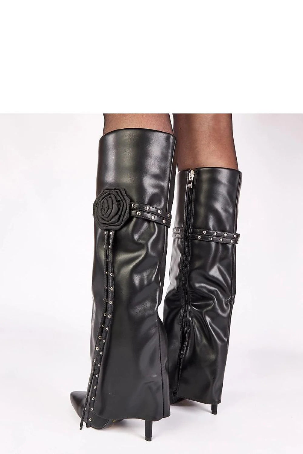 cuissardes noires cuir brillant tige haute genou fermeture éclair bout pointu talon aiguille lanières décoratives fleur appliquée rembourrage