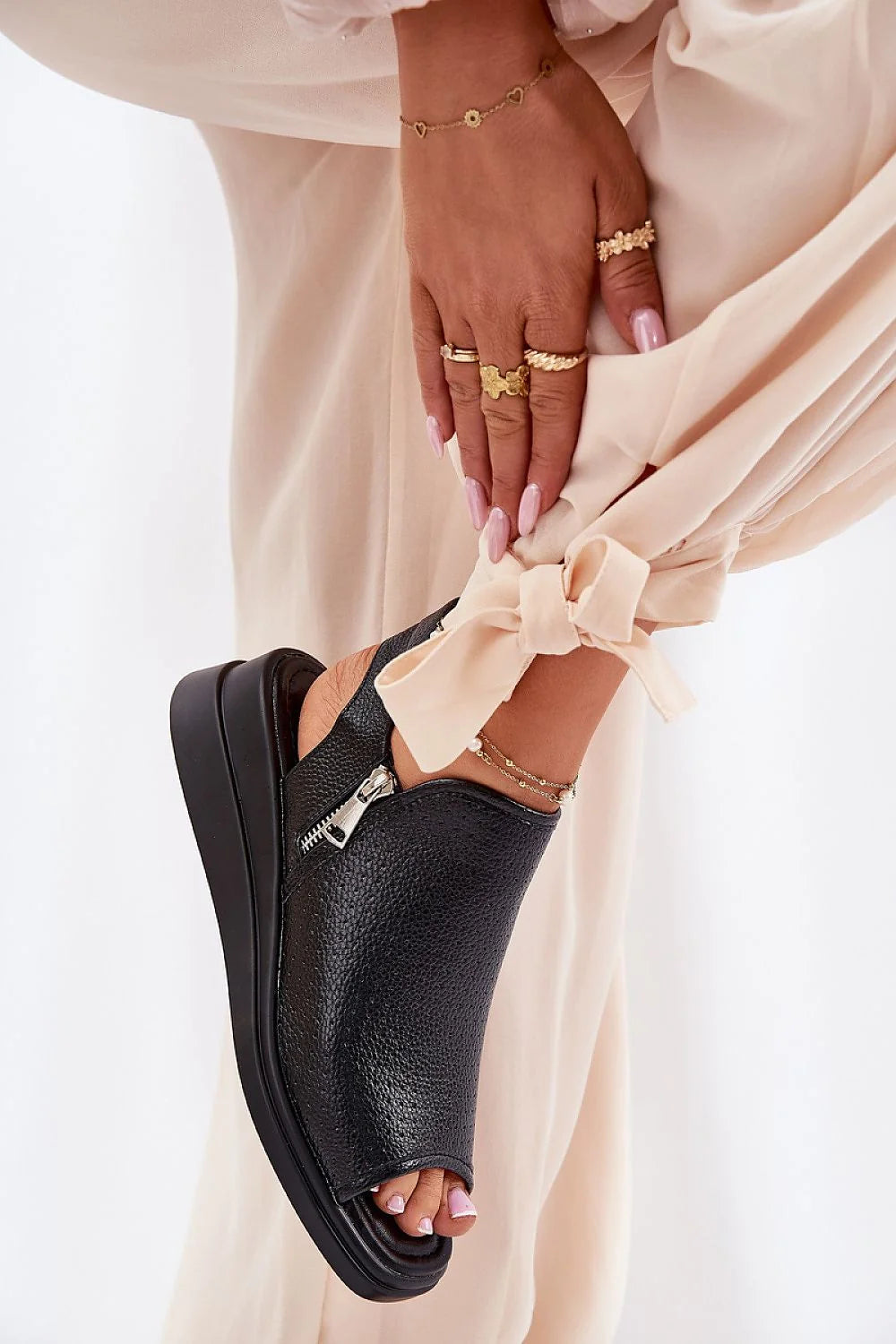 Sandales pour femmes Cothurnes Step in style design ouvert cuir artificiel noir texture métallique fermeture éclair latérale补偿 sole Jezzi