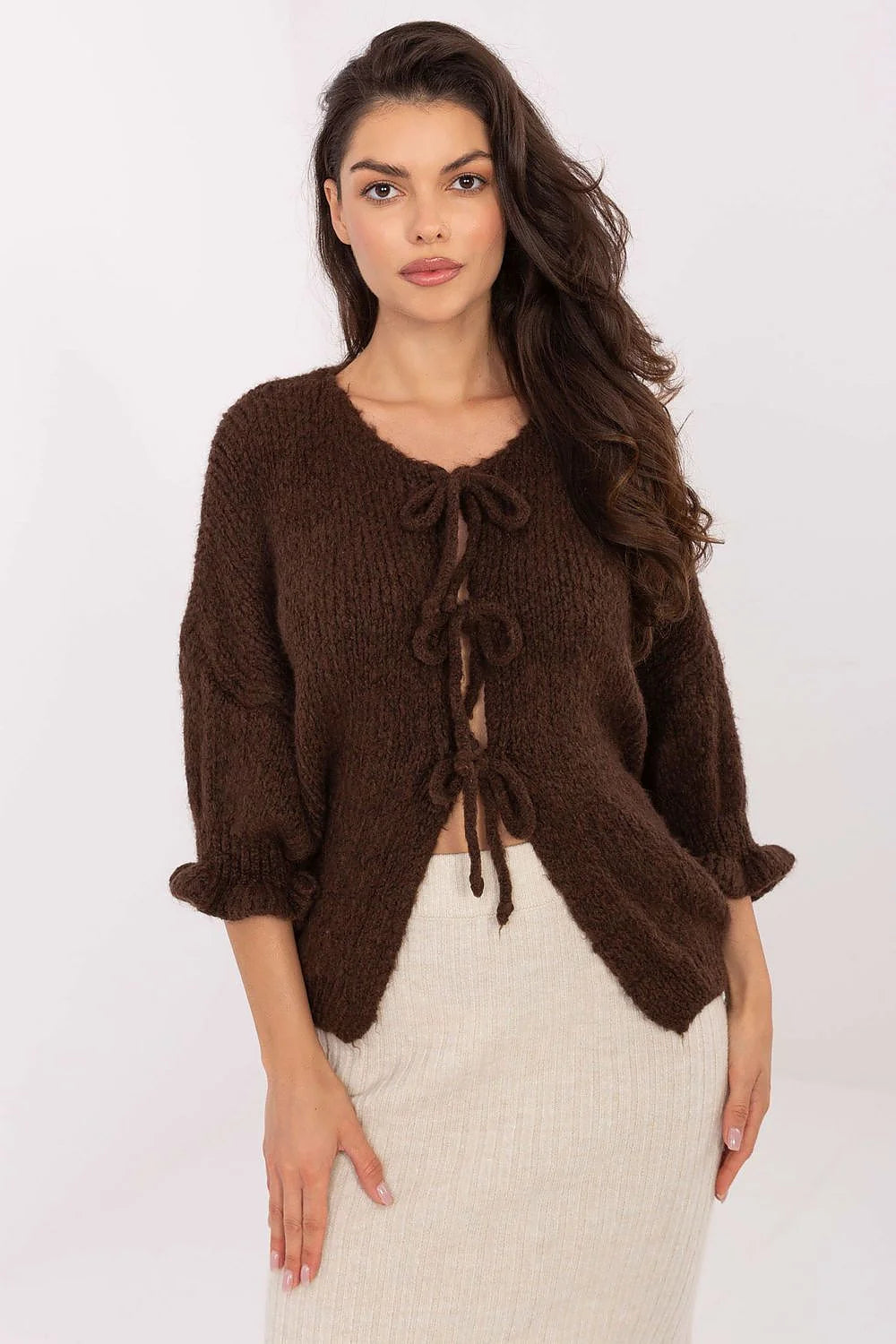 cardigan femme gilet court maille épaisse moelleuse marron chocolat encolure ronde ouverture frontale liens cordons manches troisquarts bouffantes