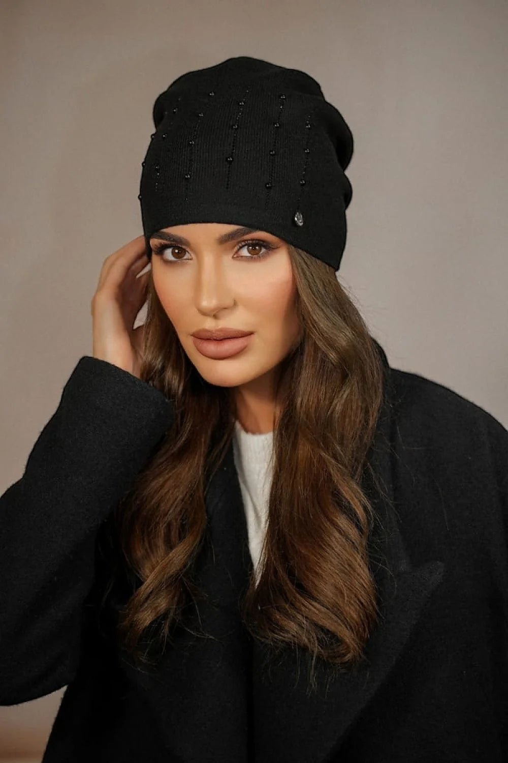 Bonnet élégant pour femme en tricot de haute qualité avec perles noires, style classique, ajustement confortable, Kamea