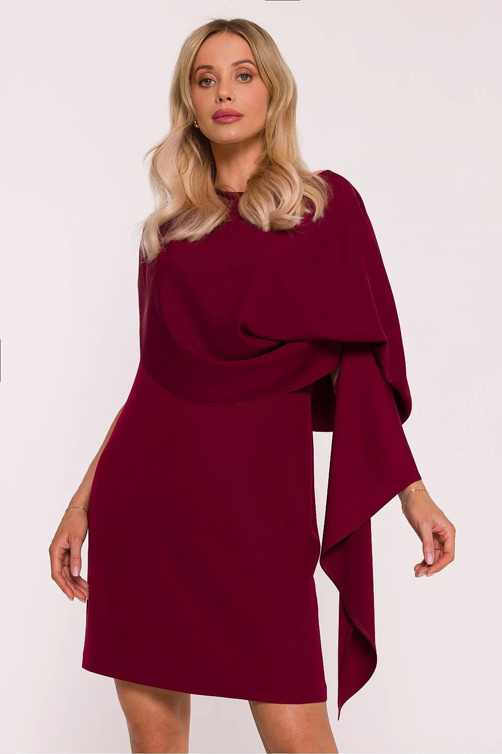 robe soirée cocktail courte bordeaux cape asymétrique drapée manches cascade crêpe lisse brillante subtile élégante ajustée silhouette féminine confortable polonaise