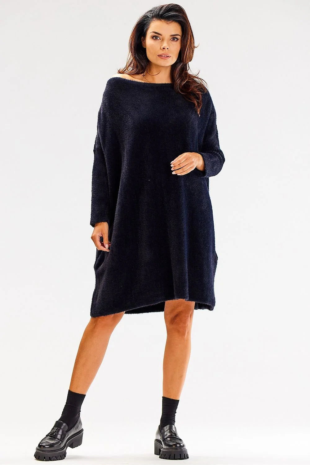 pullover long oversize manches longues tricot doux moelleux noir encolure bateau longueur genoux coupe tombé fluide poches cosy chic