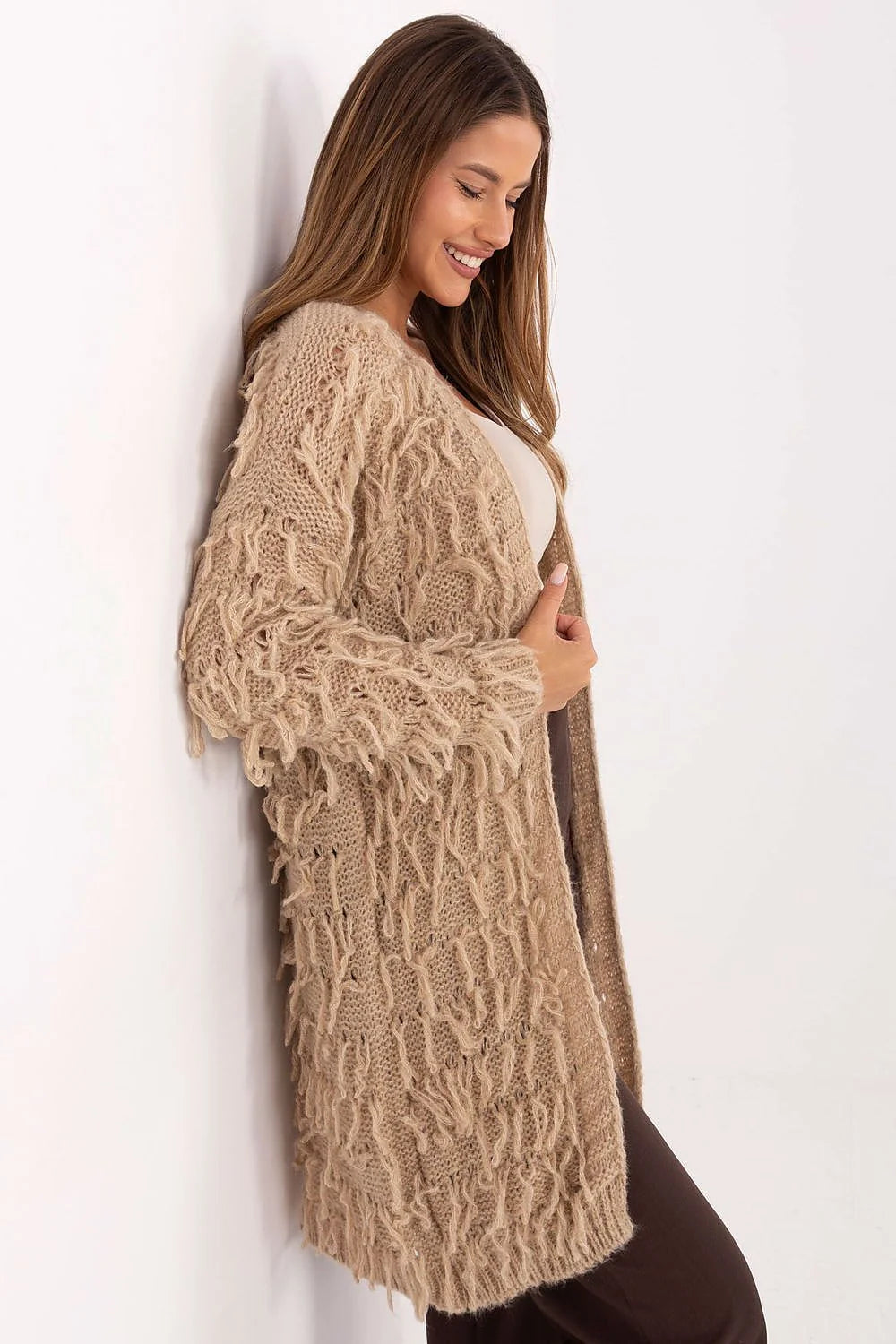 cardigan long femme beige taupe oversize maille épaisse duveteuse col V franges bouclées poignets côtelés base mi cuisse bohème chic