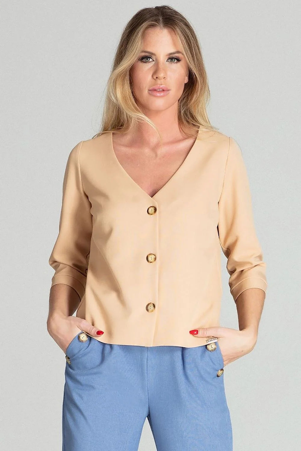 Ensemble chic chemisier coton manches trois-quarts boutons dorés pantalon beige taille haute moderne élégant