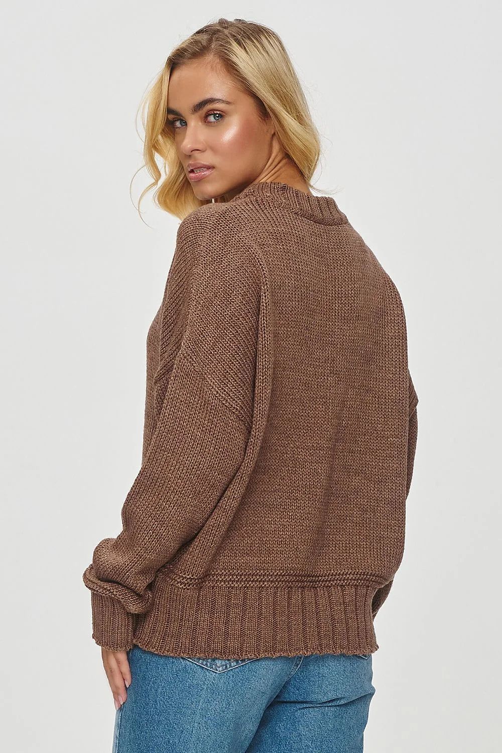 Chandail Makadamia pull femme style décontracté coupe ample longues manches col rond matière douce automne hiver marron