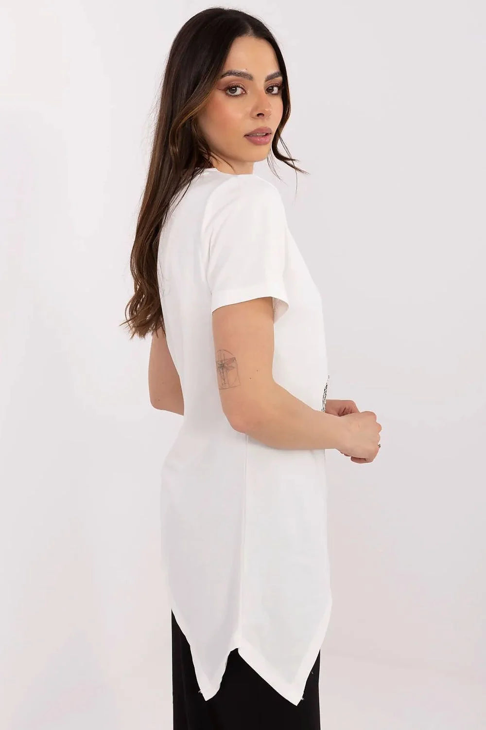 T-shirt femme design moderne artistique silhouette féminine ballon cœur motif léopard manches courtes encolure ronde couleur blanche matériau confortable polyvalent