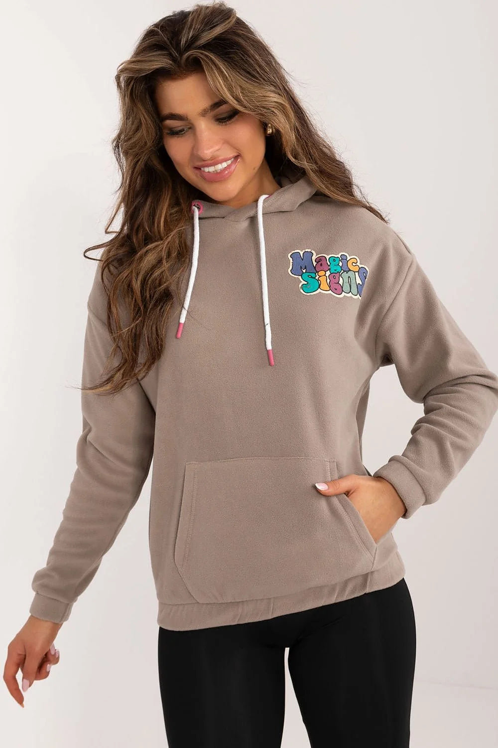 Sweatshirt à capuche femme moderne style décontracté couleur taupe inscription Magic Signs manches longues poche kangourou