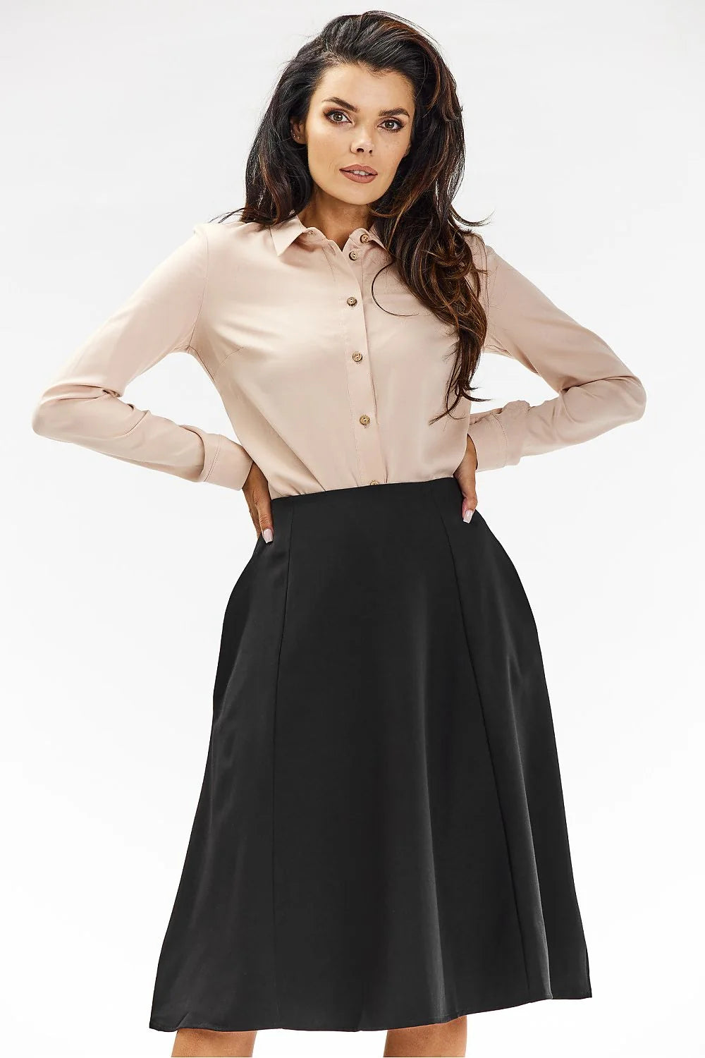 Jupe midi évasée noire chemisier crème élégant corsage boutons dorés coupe ajustée taille slenderness mujer