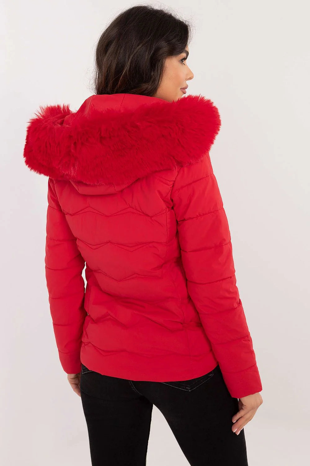 Veste d'hiver féminine design moderne matelassé polyester doublure synthétique capuche amovible faux fourrure rouge fermeture éclair poches latérales femmes
