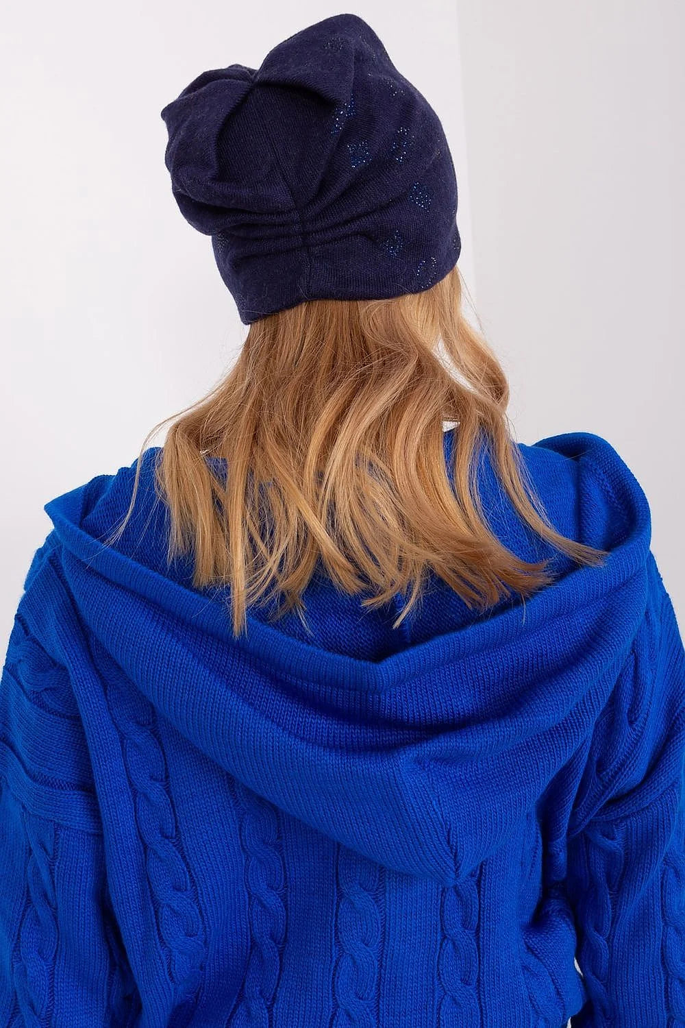 Bonnet et cardigan pour femme en laine acrylique bleu marine et électrique motifs brillants style moderne chic hiver automne