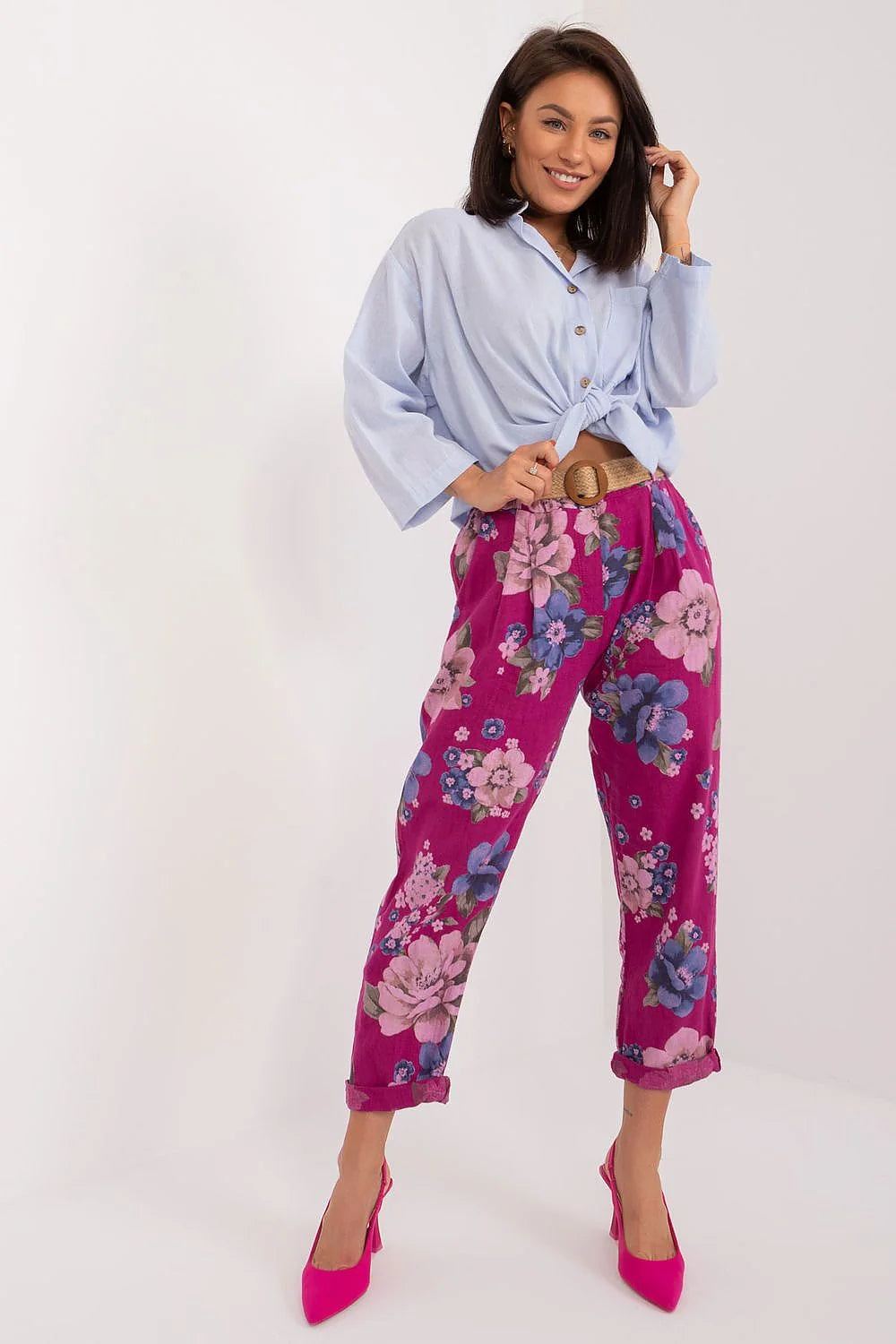 Pantalon femme Italy Moda à motif floral, style décontracté, tissu coton, taille haute, coupe fuselée, occasion versatile, design moderne, couleur violet-rose, ceinture intégrée, poches latérales, escarpins talons hauts, look casual chic