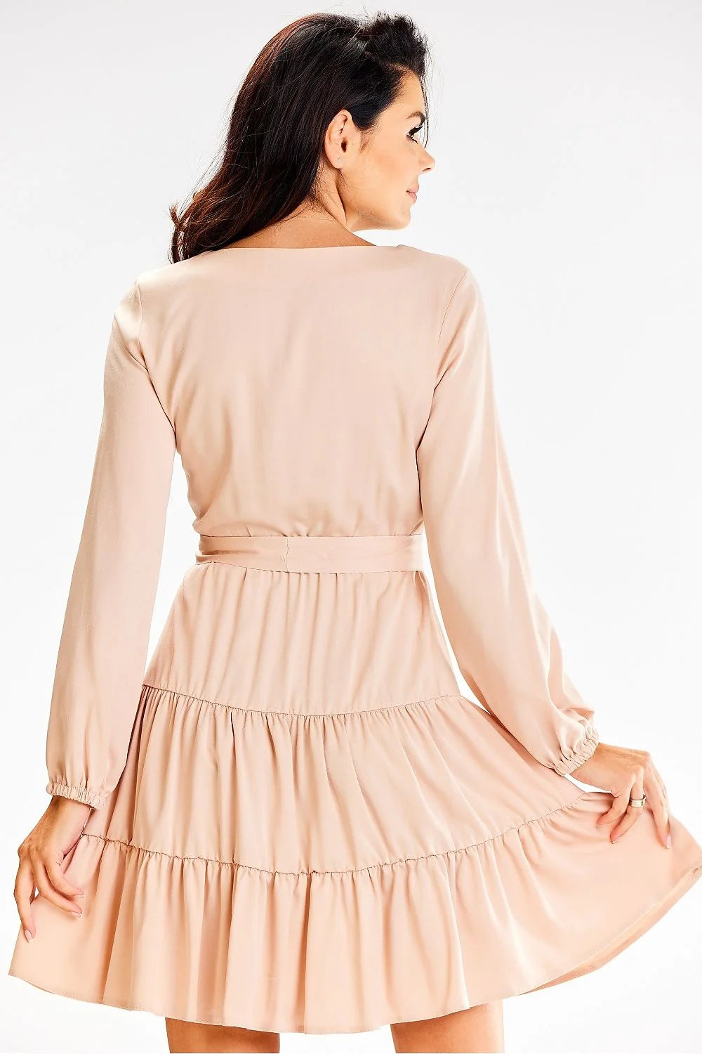 robe jour élégante mancheslongues volantssuperposés ceintureajustable beige femme moderne satinée fluide légère encolureV poignetsélastiqués silhouettecintrée jupeatages mini bohemechic