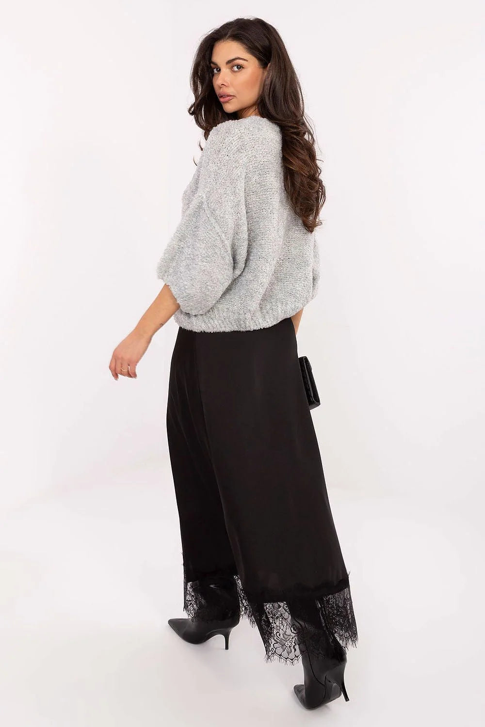 cardigan femme court bouclette gris clair boxy manches trois quarts col rond boutons dorés texture duveteuse chaude superposition chic