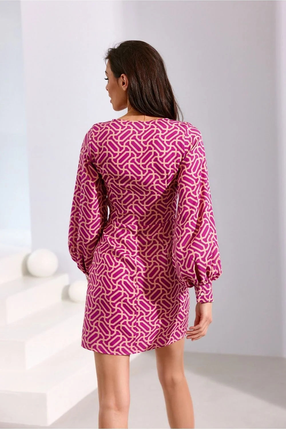 Robe de cocktail moderne élégante Roco Fashion tissu fluide motif géométrique blanc rose fuchsia manches longues bouffantes décolleté cache-cœur femme occasion spéciale