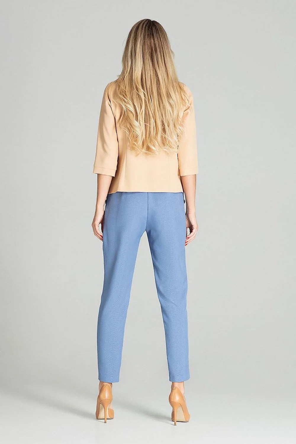 Ensemble chic chemisier coton manches trois-quarts boutons dorés pantalon beige taille haute moderne élégant