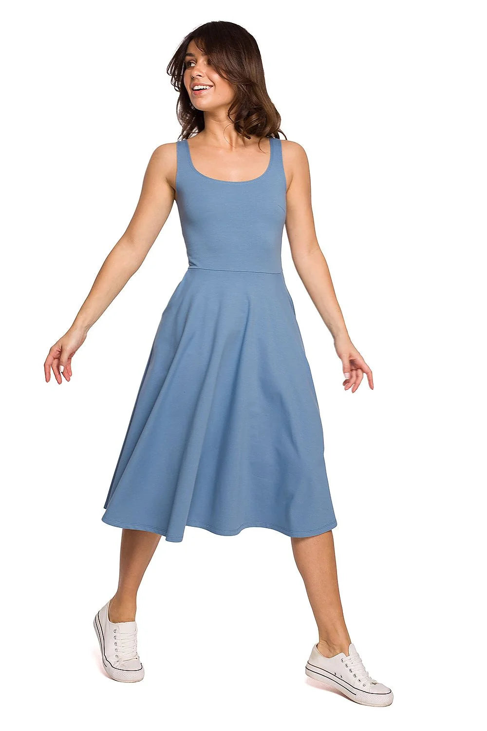 Robe bleue en coton moderne décontractée évasée avec encolure ronde pour femmes élégantes et confortables
