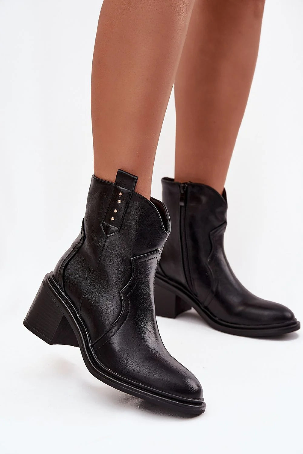 bottines cowboy femme similicuir noir grainé bout pointu talon bloc massif stable fermeture éclair intérieure surpiqûres bride cloutée
