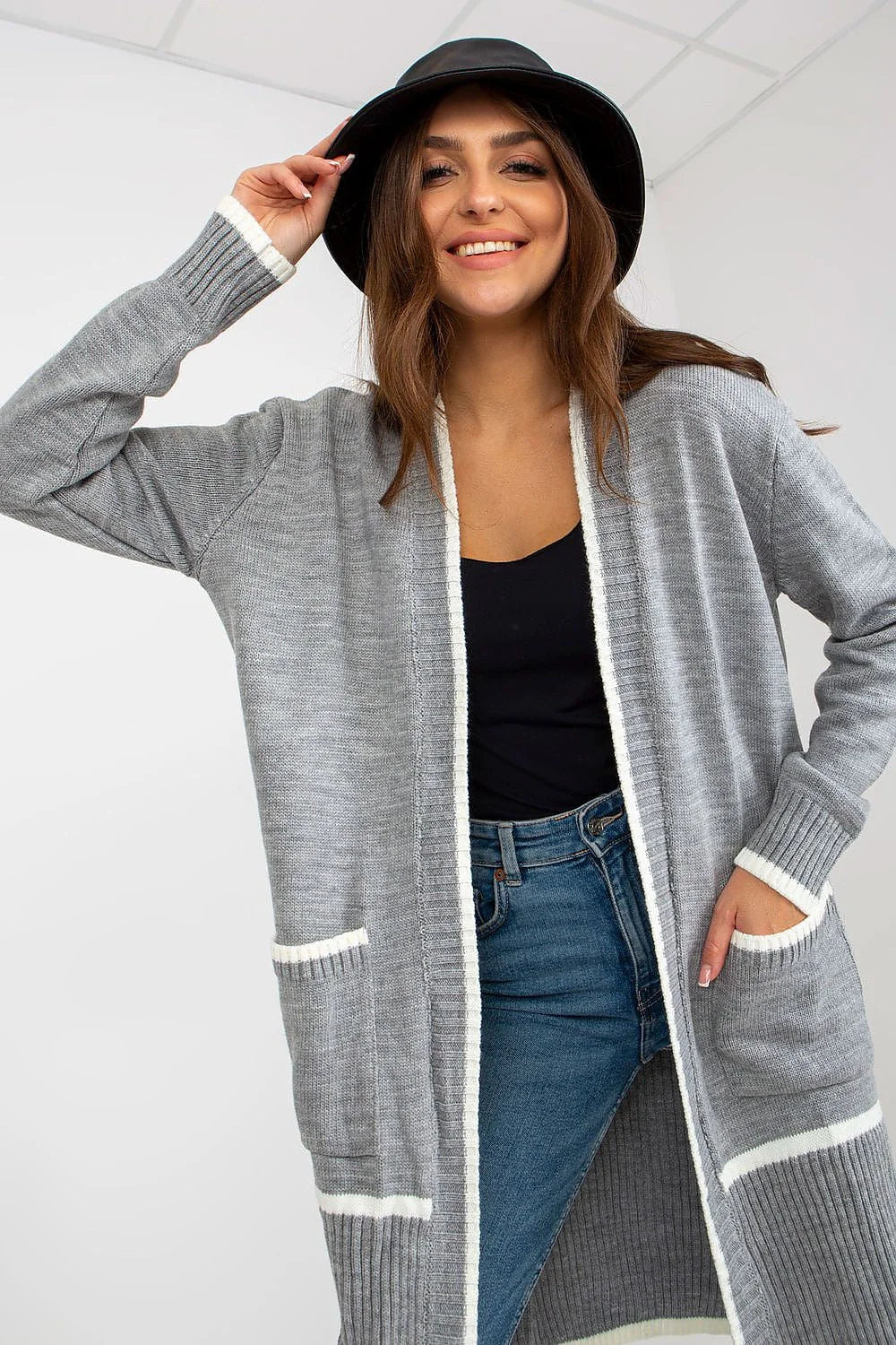 Cardigan Rue Paris long pour femme, design moderne, gris avec accents blancs, maille tricotée, manches longues, poches fonctionnelles, vêtement polyvalent printemps-automne