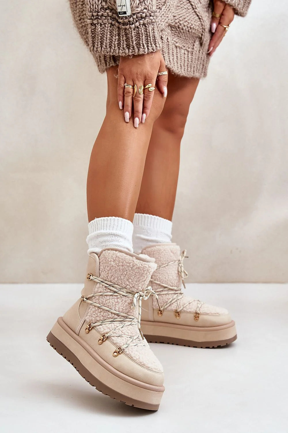 bottes neige femme modernes suédine beige doublure sherpa chaude plateforme massive crampons antidérapante lacets tressés œillets dorés semelle caoutchouc