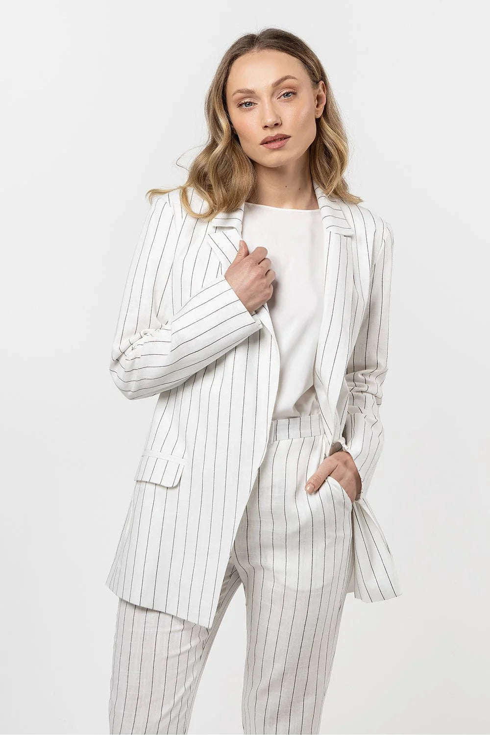 Veste blazer AWAMA en lin rayures verticales blanc cassé noir coupe longue ajustée femmes